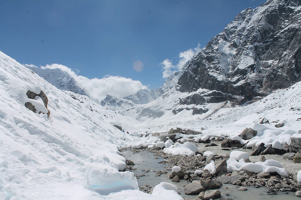 Makalu Base Camp Trek trail with Barun River view